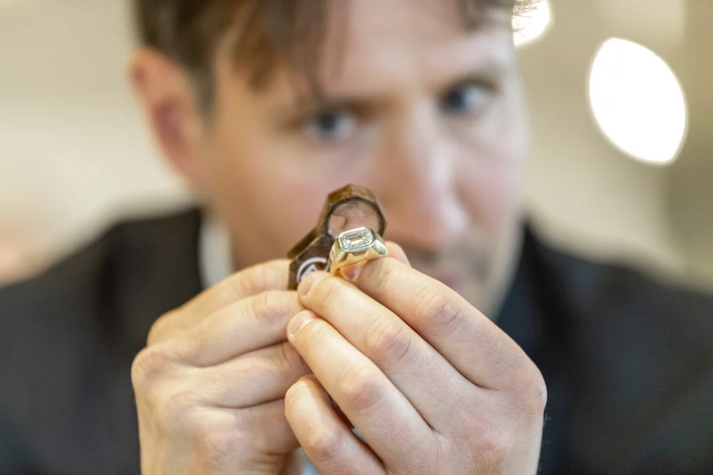Dr. Fabian Schmitz bei der Begutachtung eines Ringes im Auktionshaus Rapp.